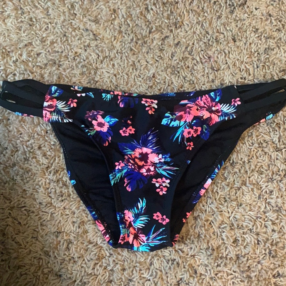 Scrunched bikini bottoms